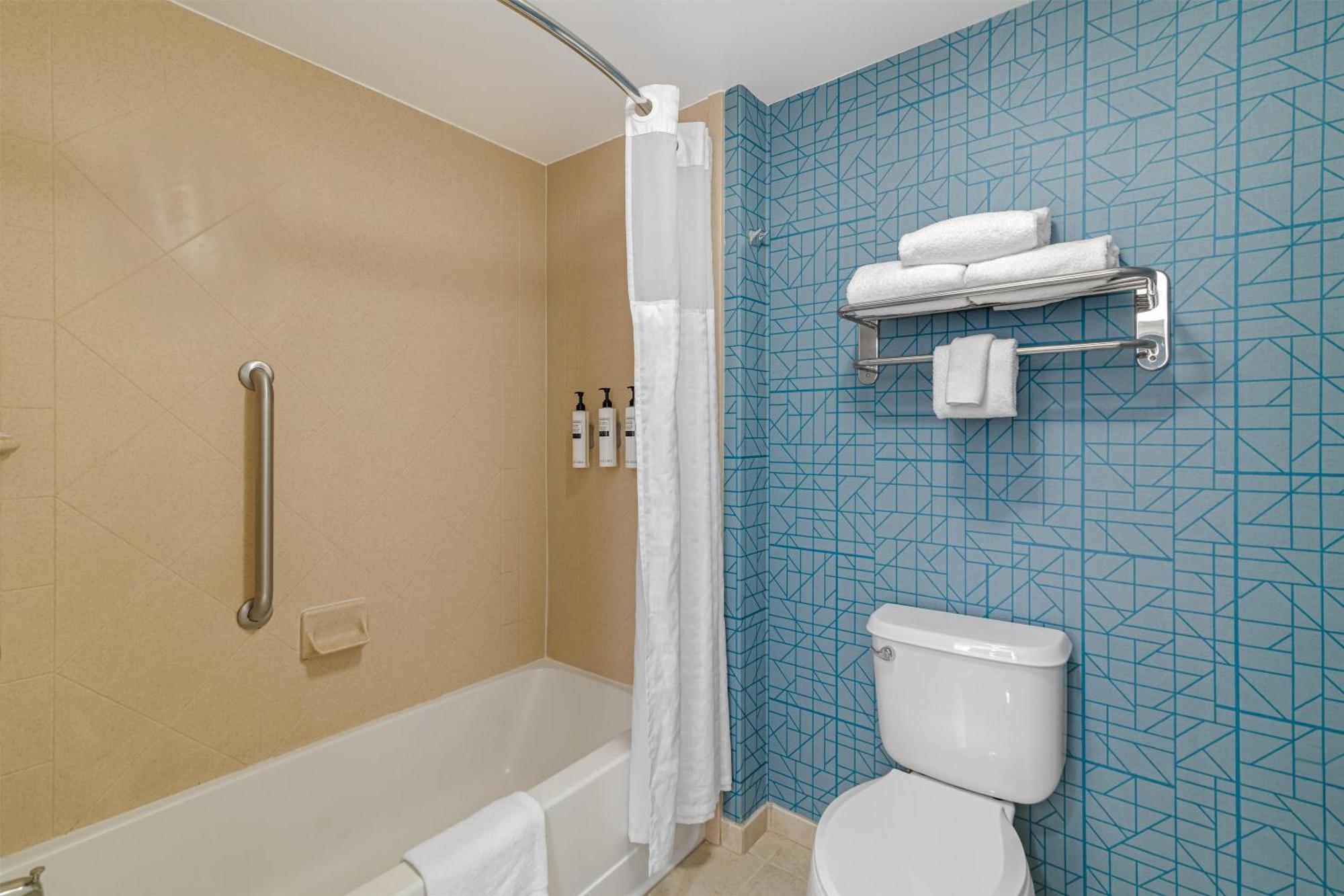 One-Bedroom Queen Suite Two Queen Beds Non-Smoking