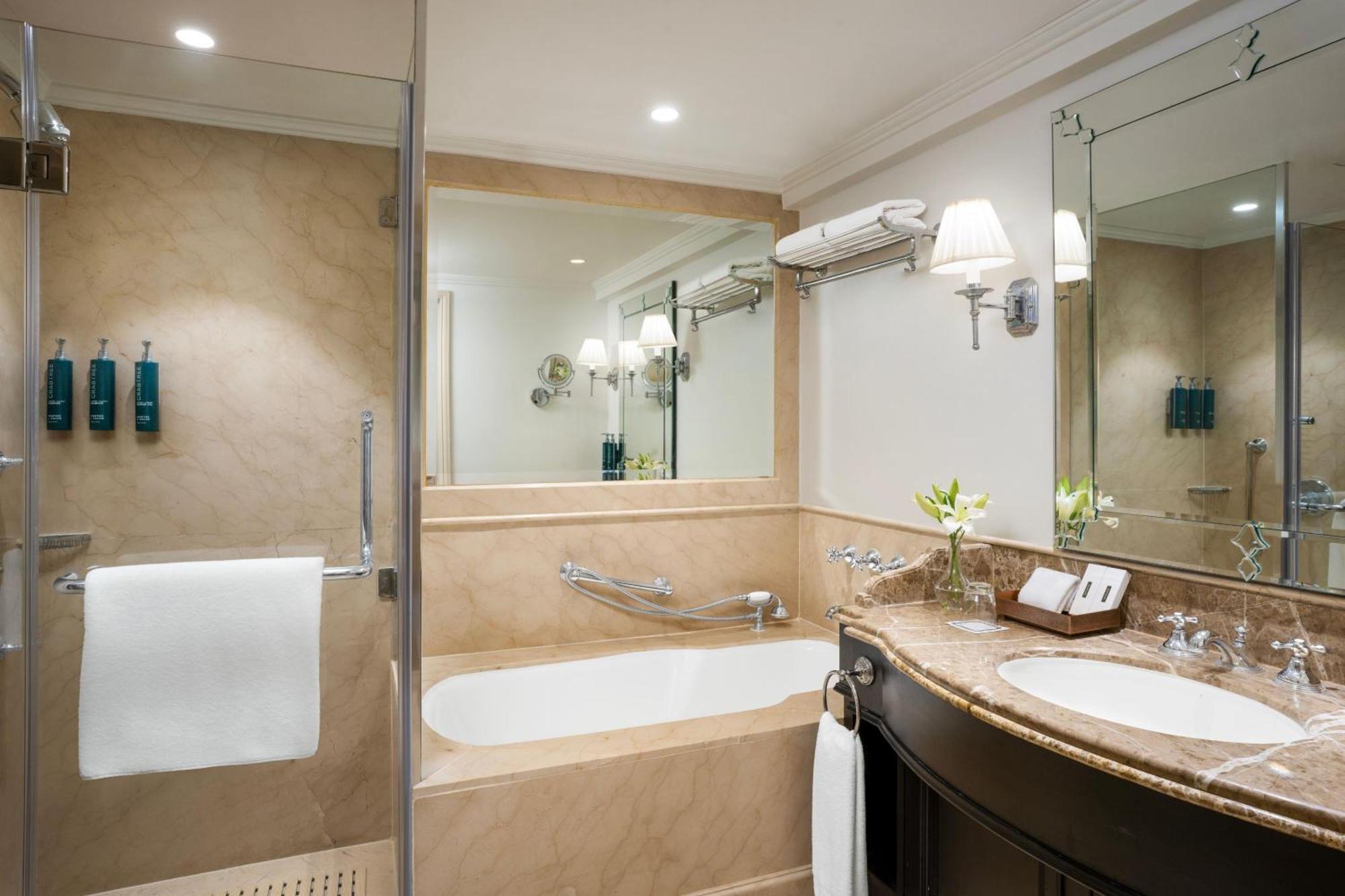 Deluxe King Guestroom Happy Hours 11 at Lounge Bar on Food & Beverages barring IRD on Spa