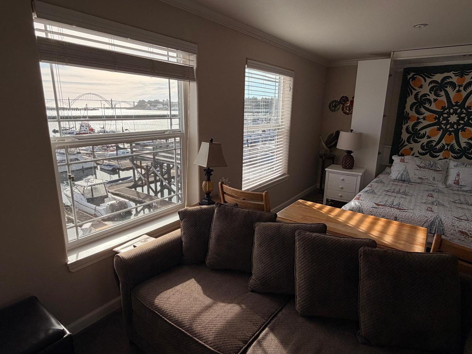 Queen Studio Non-Pet