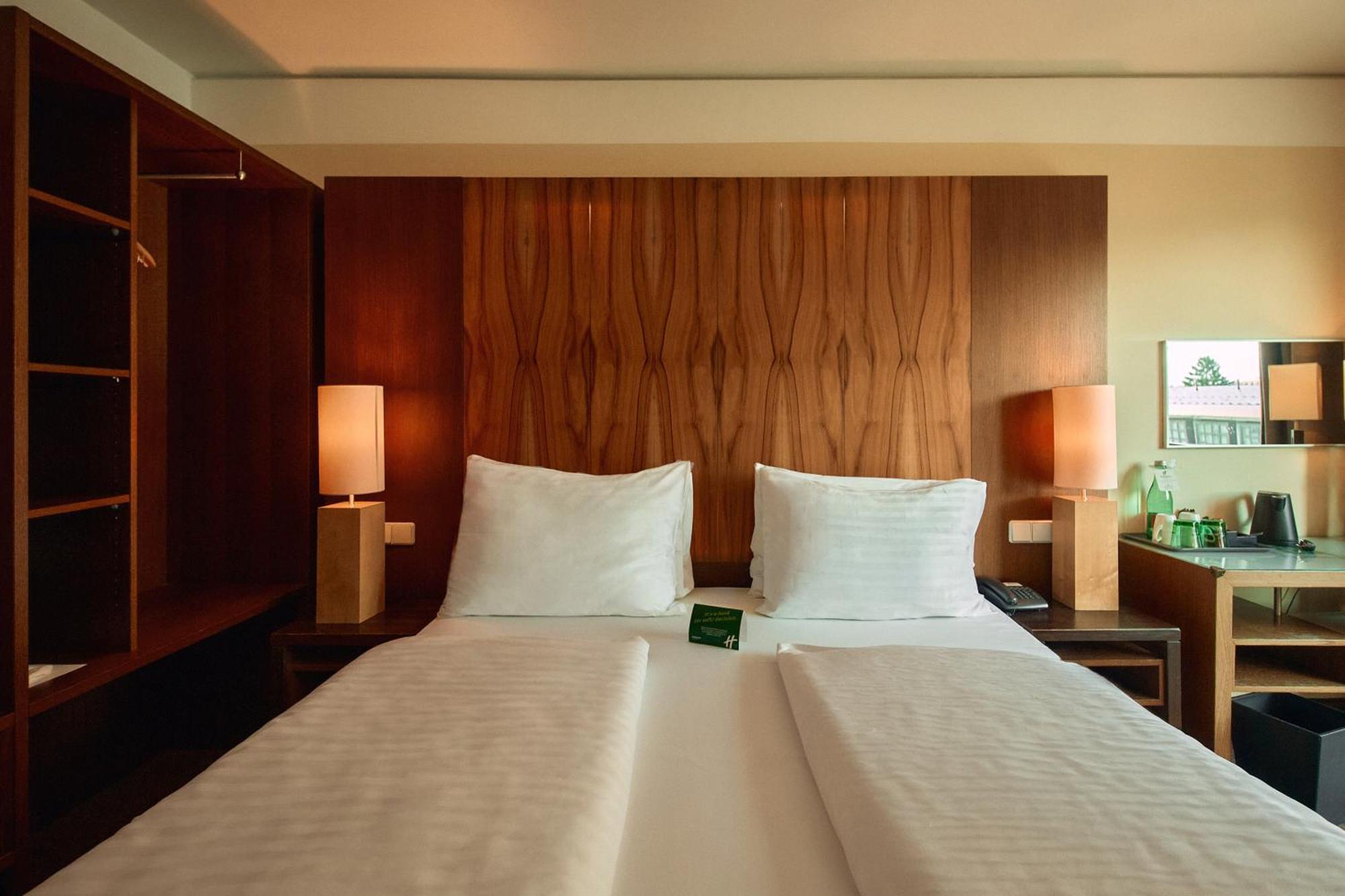 Zimmer mit Kingsize-Bett und Bergblick