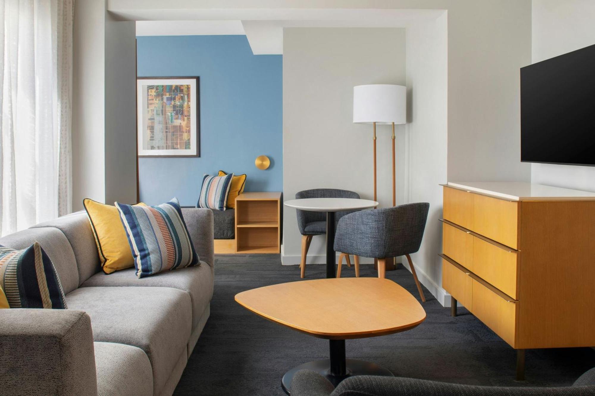 One-Bedroom Queen Suite