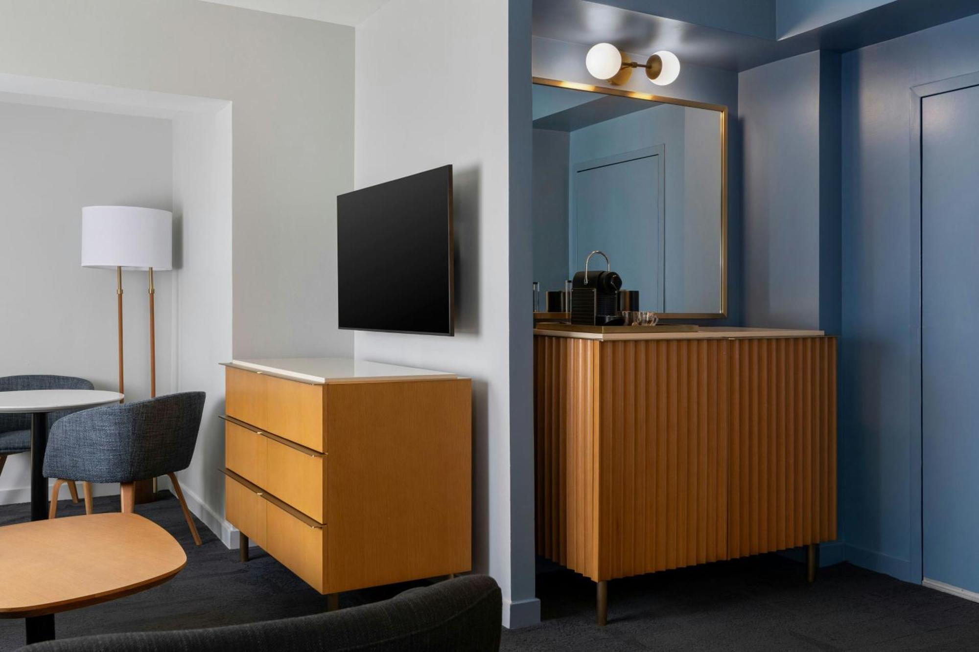One-Bedroom Queen Suite