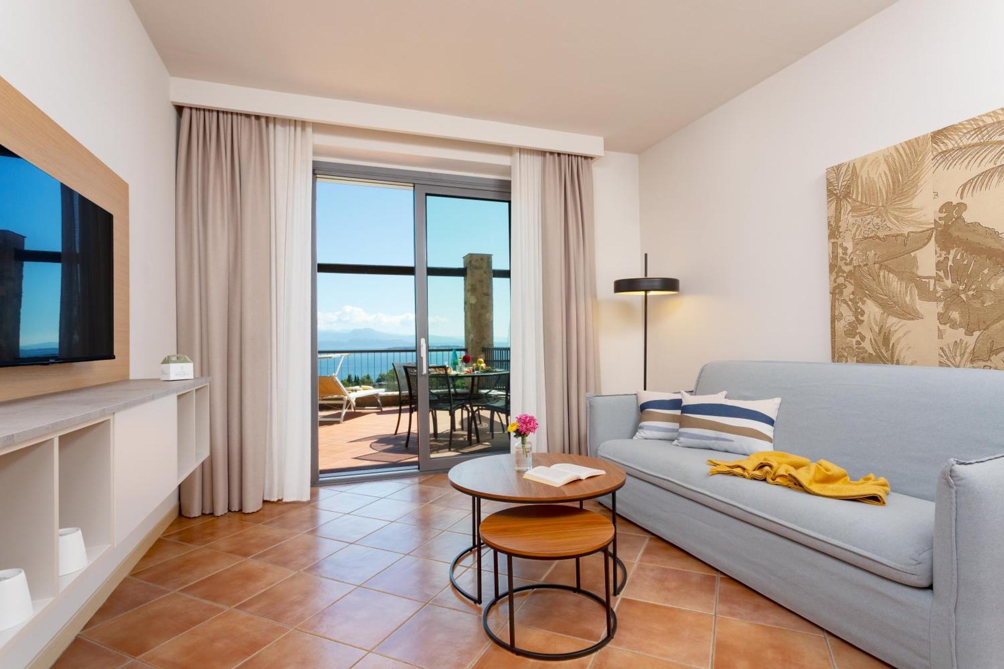 One-Bedroom Apartment Balcony or Terrace Lake View