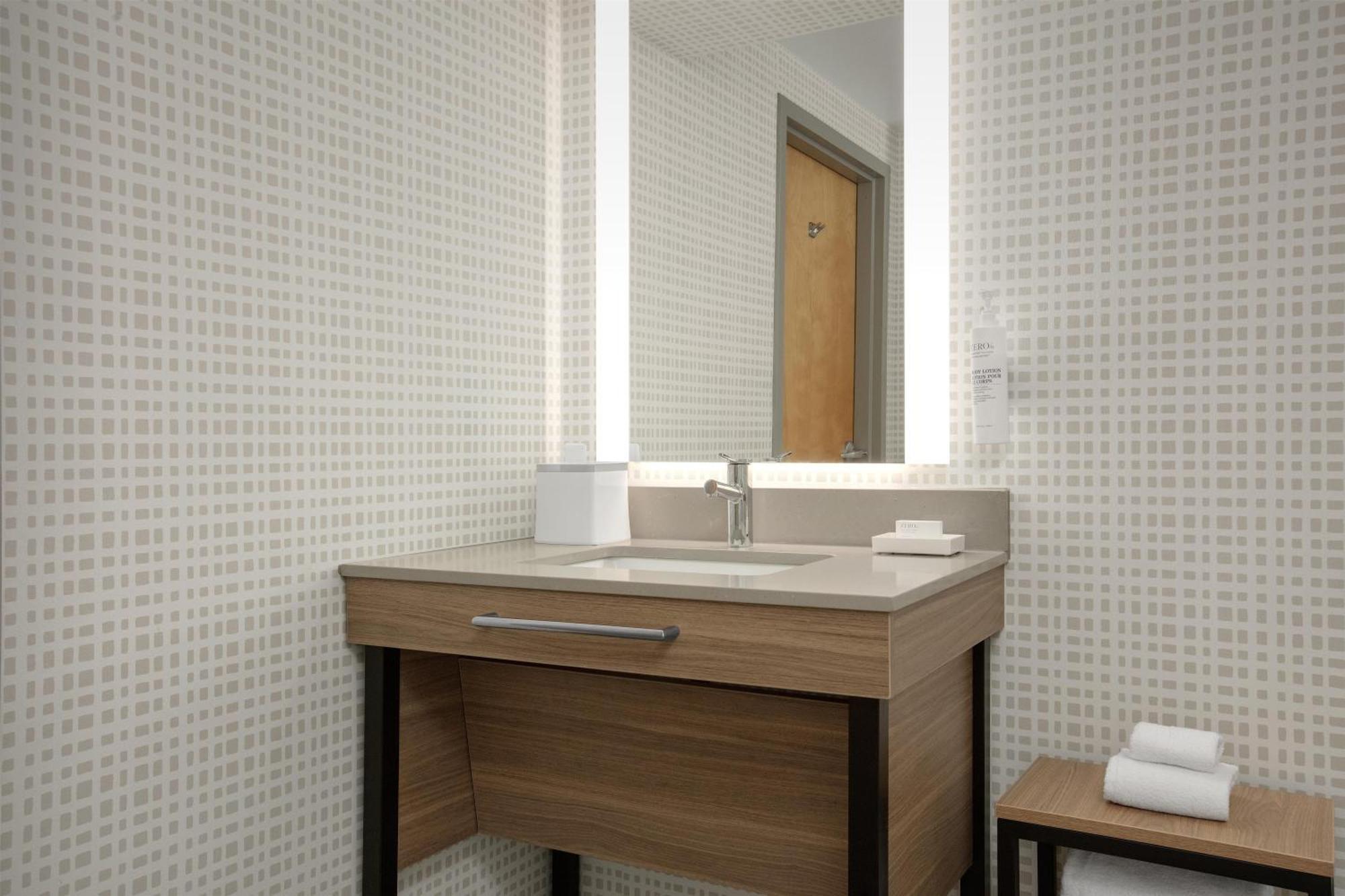 King Room Tub Mobility Access or Non-Smoking