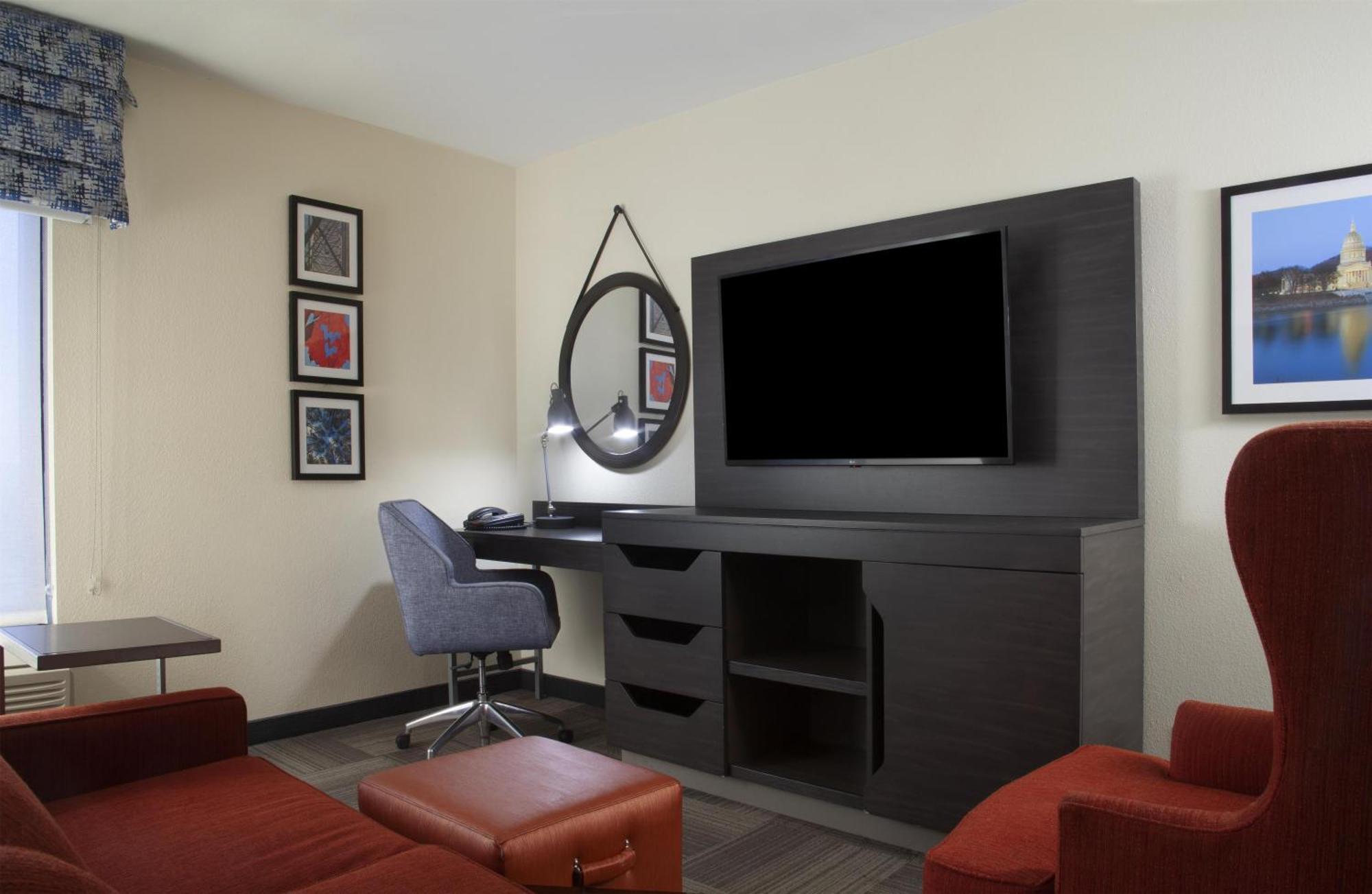 Deluxe King Room w or Jetted tub Bathroom Non-Smoking