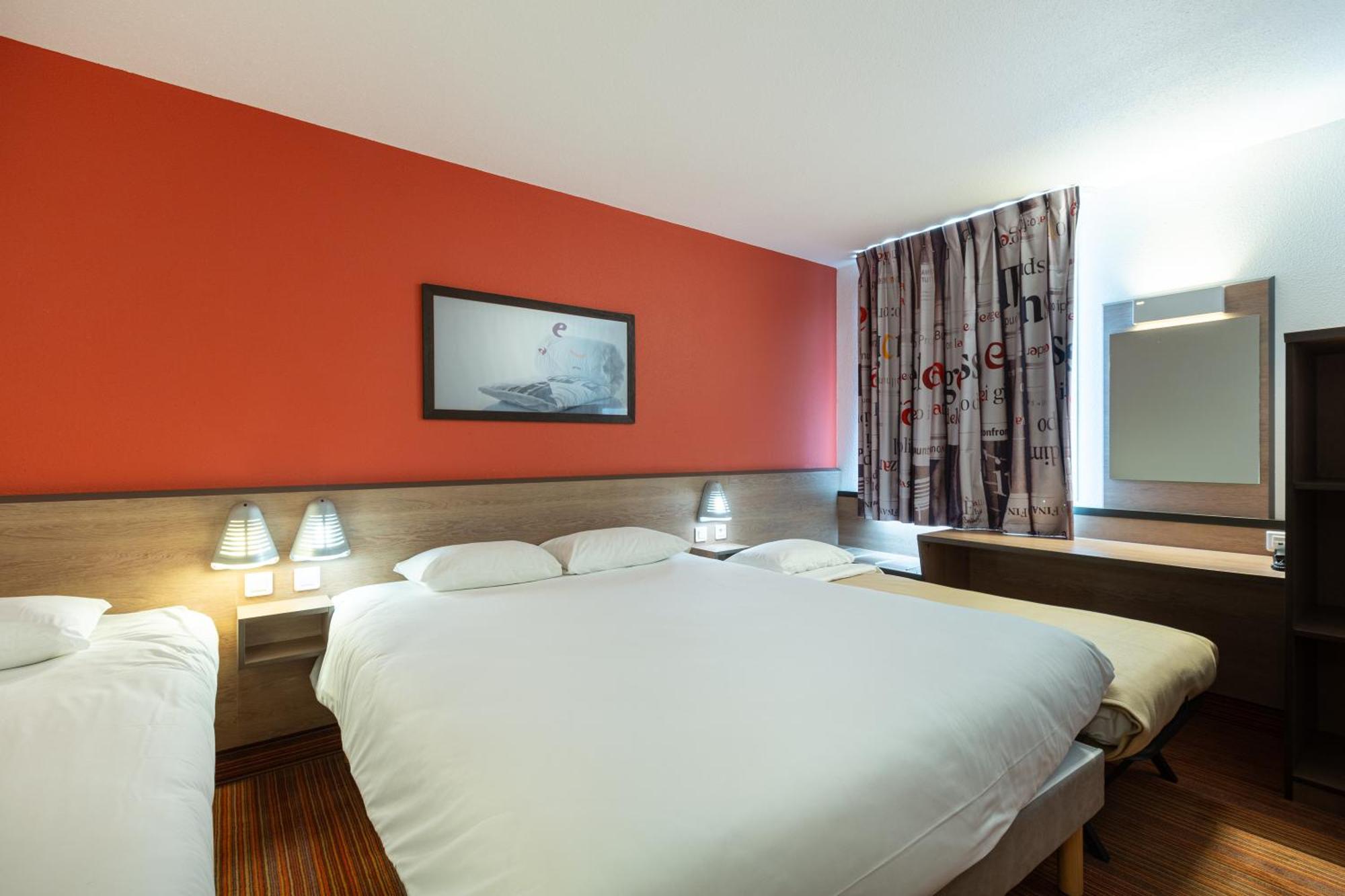 Quadruple Room 1 Double Bed 1 Single Bed 1 Childrens' Bed 70 or 160cm