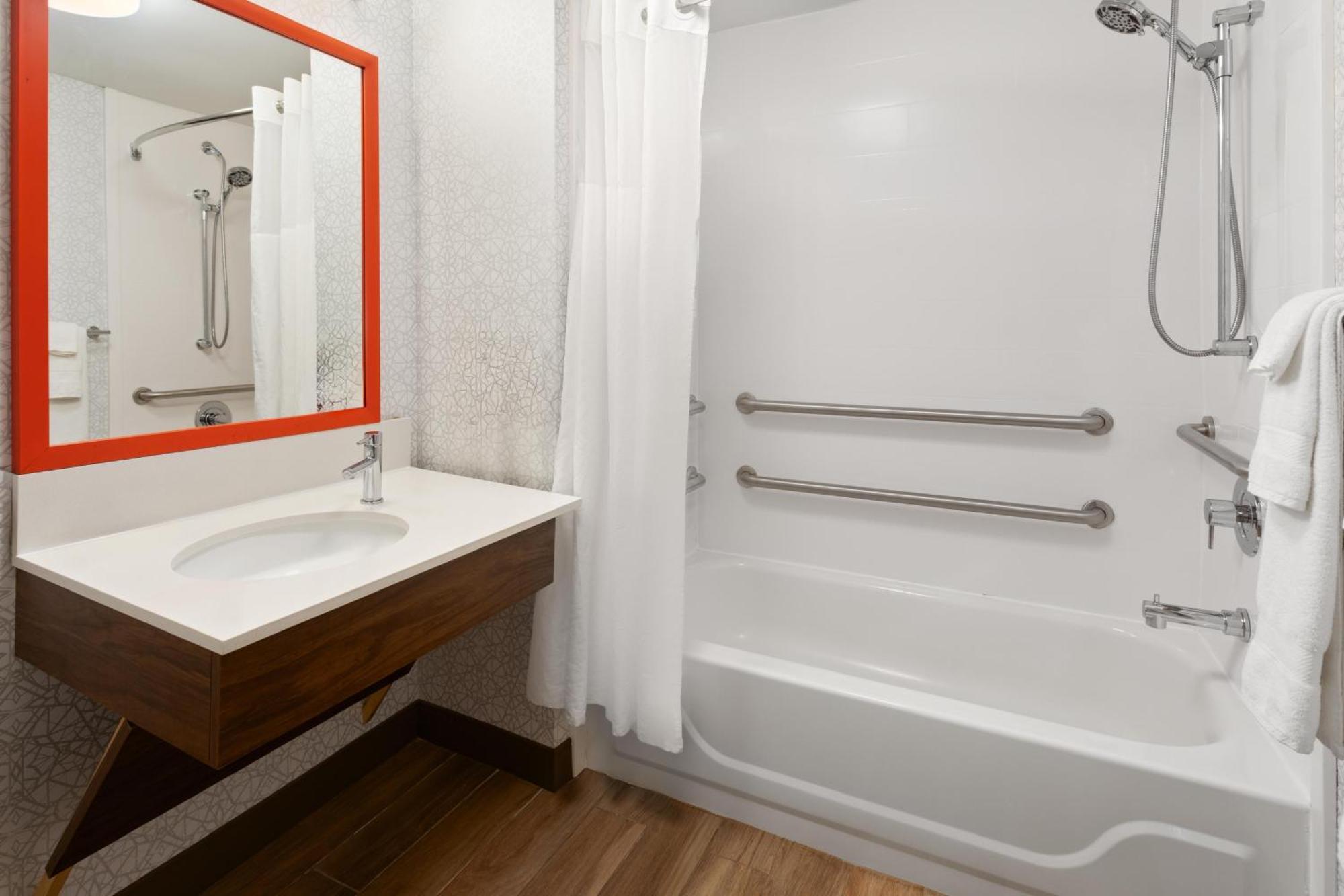 King Room Accessible Tub Mobility Hearing Access or Non-Smoking