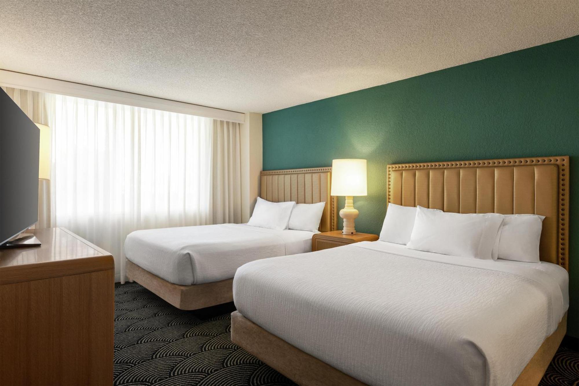 Suite 2 Queen Beds Sunset View