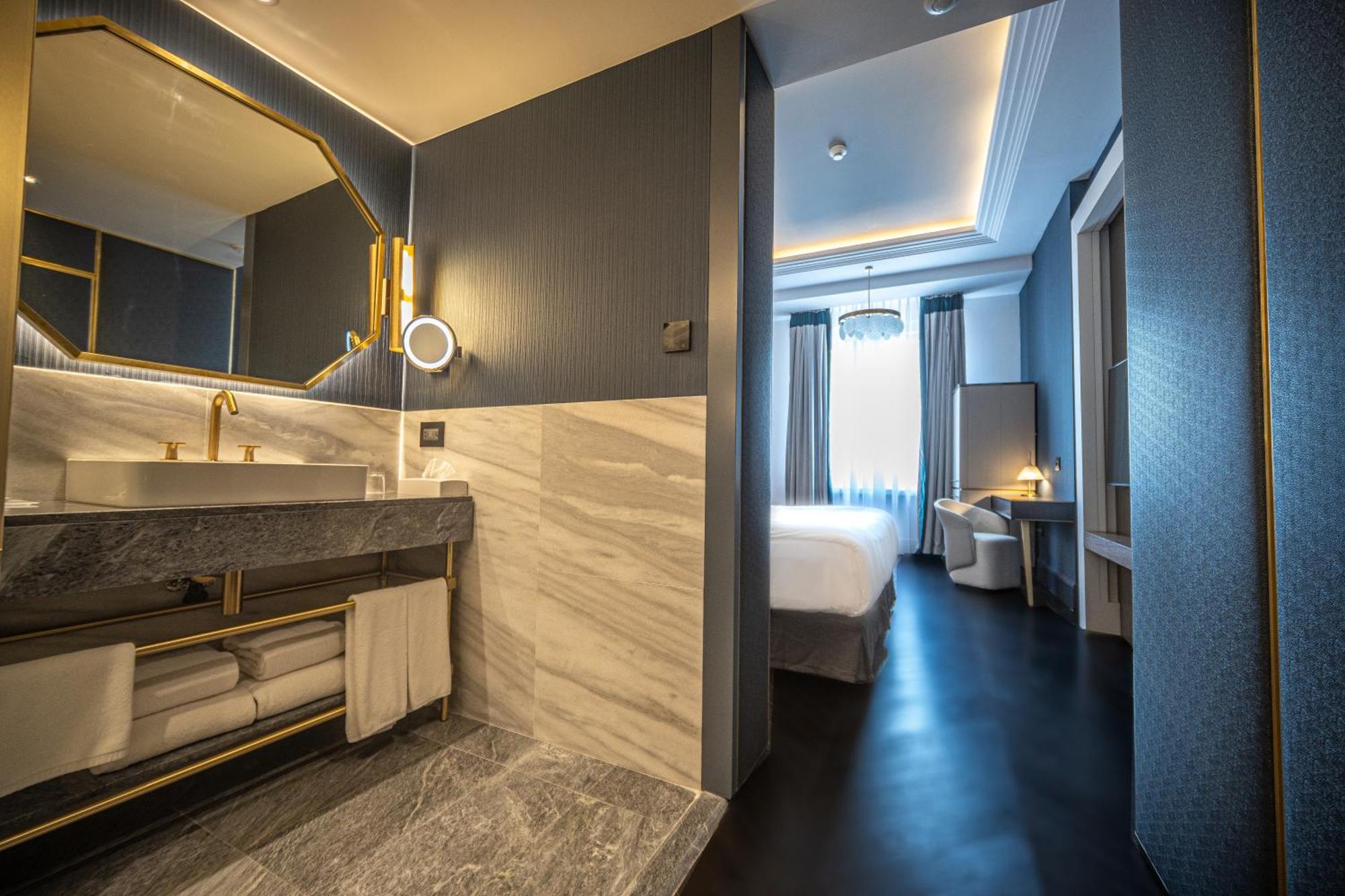 Deluxe Suite 1 King Bed View to Sveta Nedelya Square