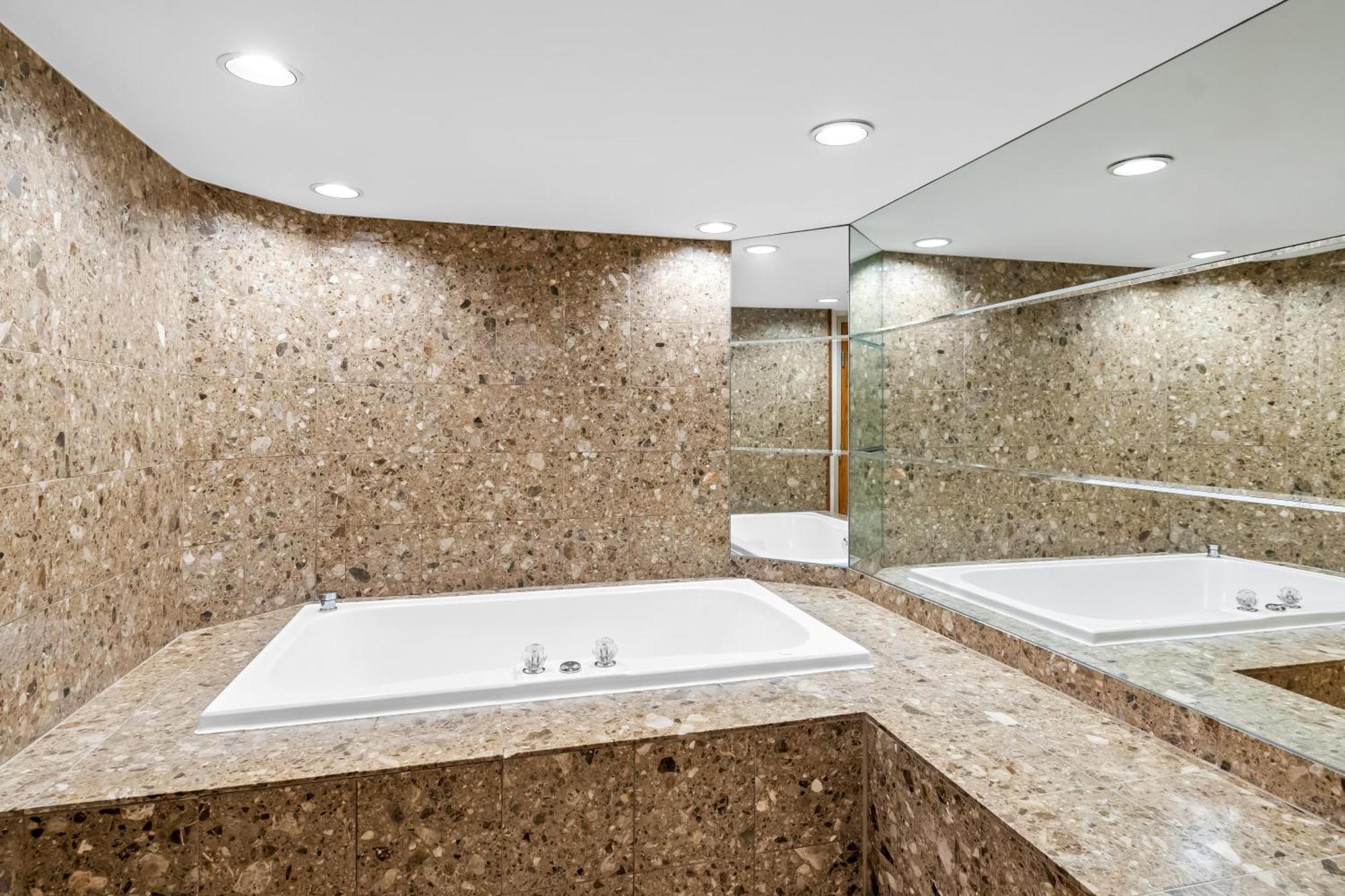 King Suite Whirlpool Lake View Non-Smoking