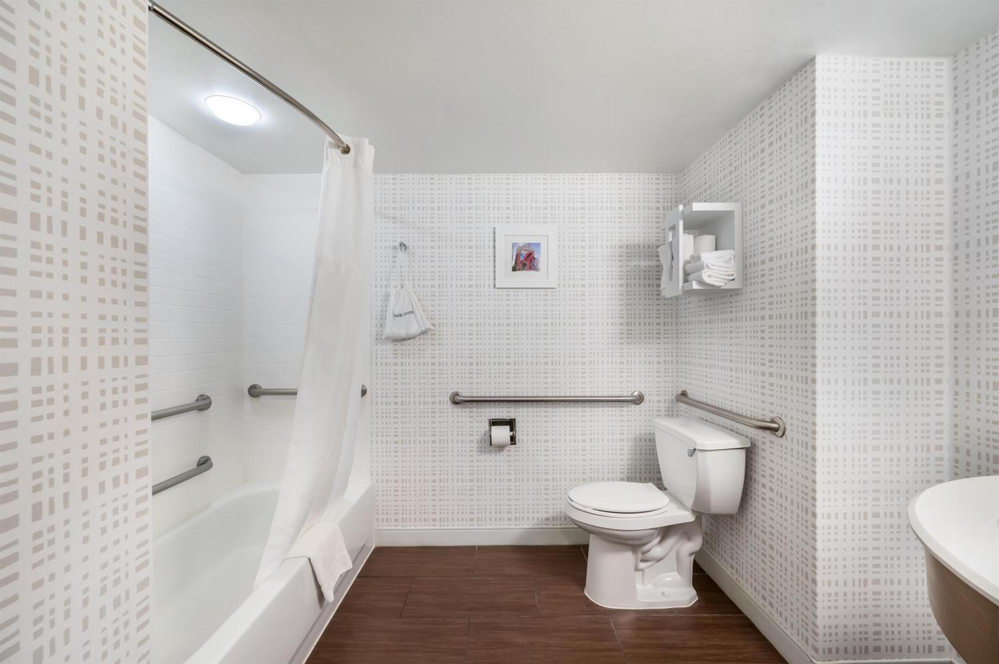 Queen Room Bath Tub Disability Access or Non-Smoking