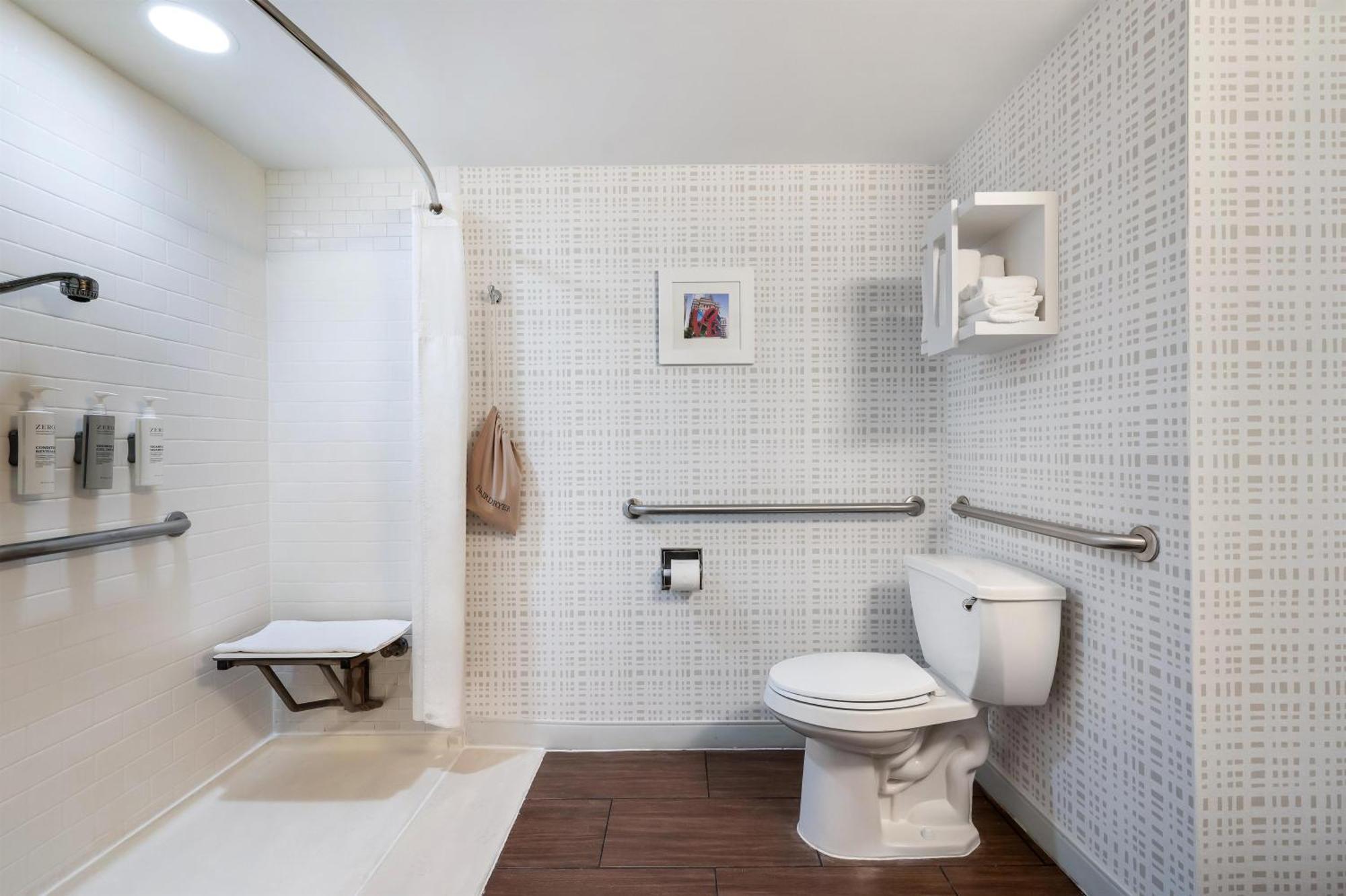 Queen Room Roll Shower Disability Access or Non-Smoking