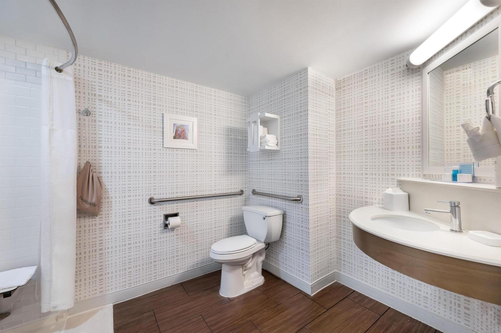Queen Room Roll Shower Disability Access or Non-Smoking