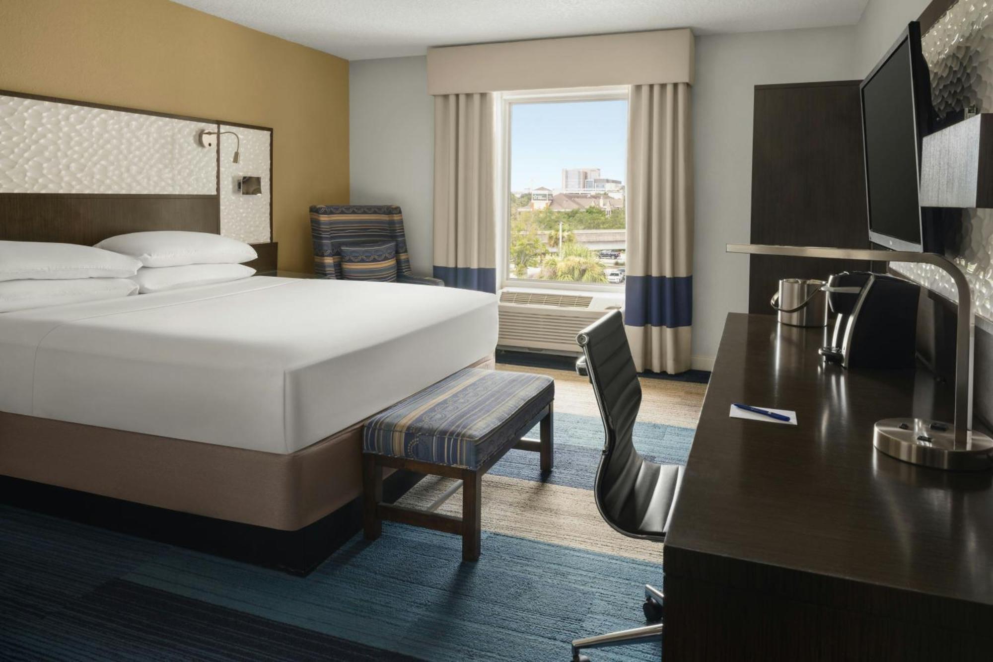 Guest room, 1 King, Street view