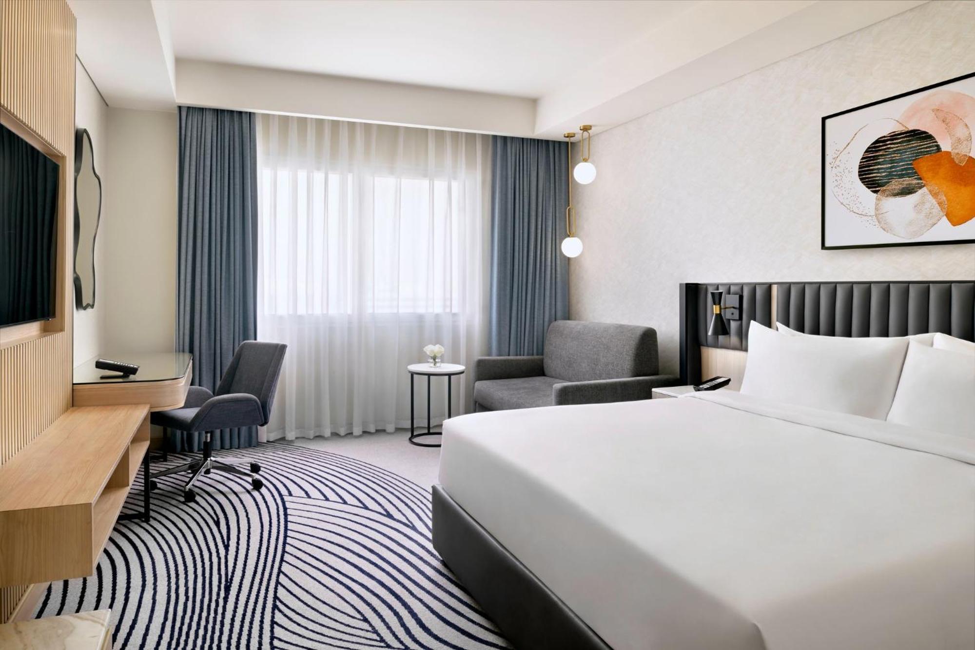 Standard King Room Lounge Access