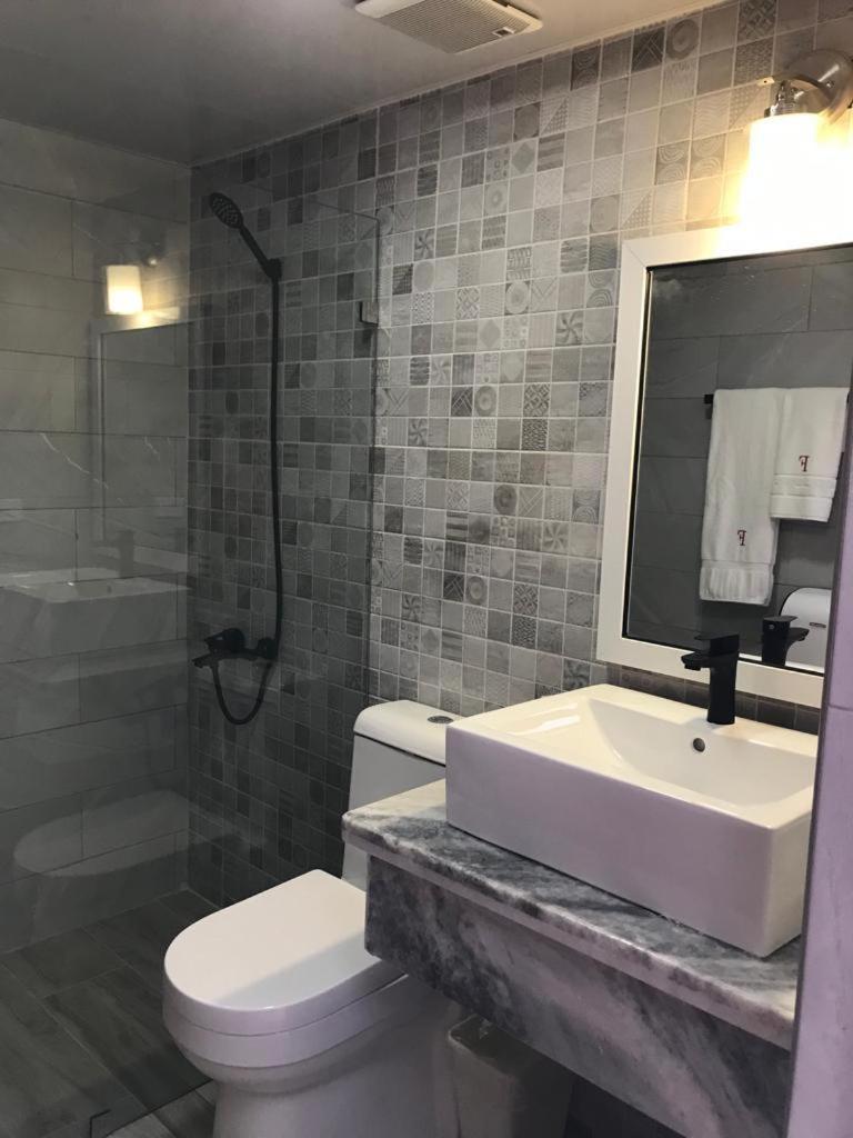 Habitación con 2 camas grandes - Conexión WiFi gratuita
