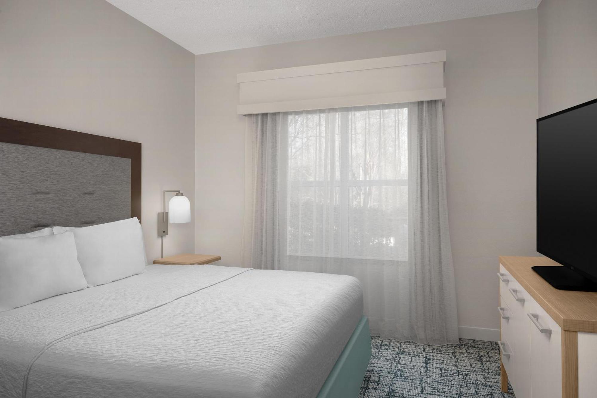 One-Bedroom Queen Suite Non-Smoking