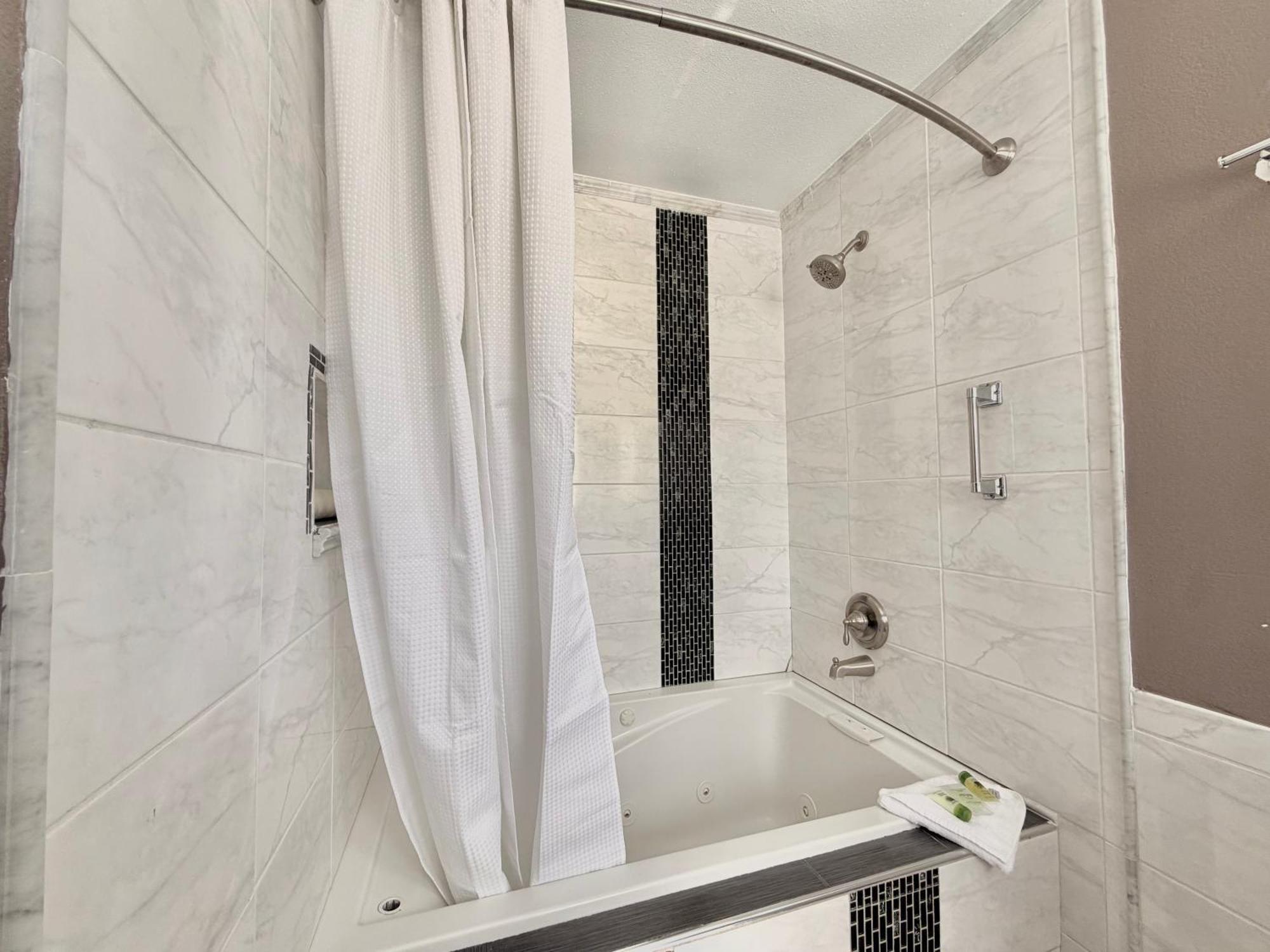 Sisters Queen Spa Suite