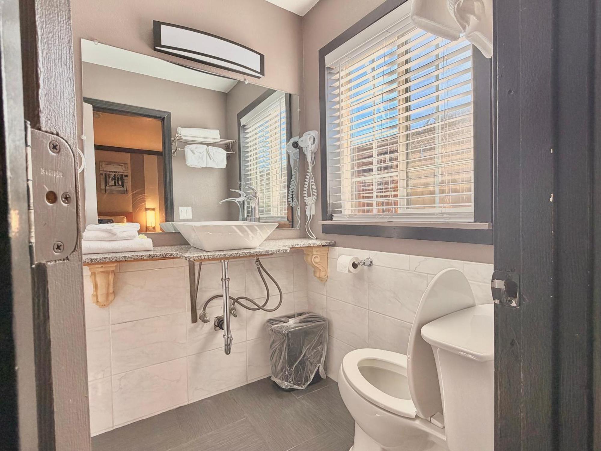 Sisters Queen Spa Suite