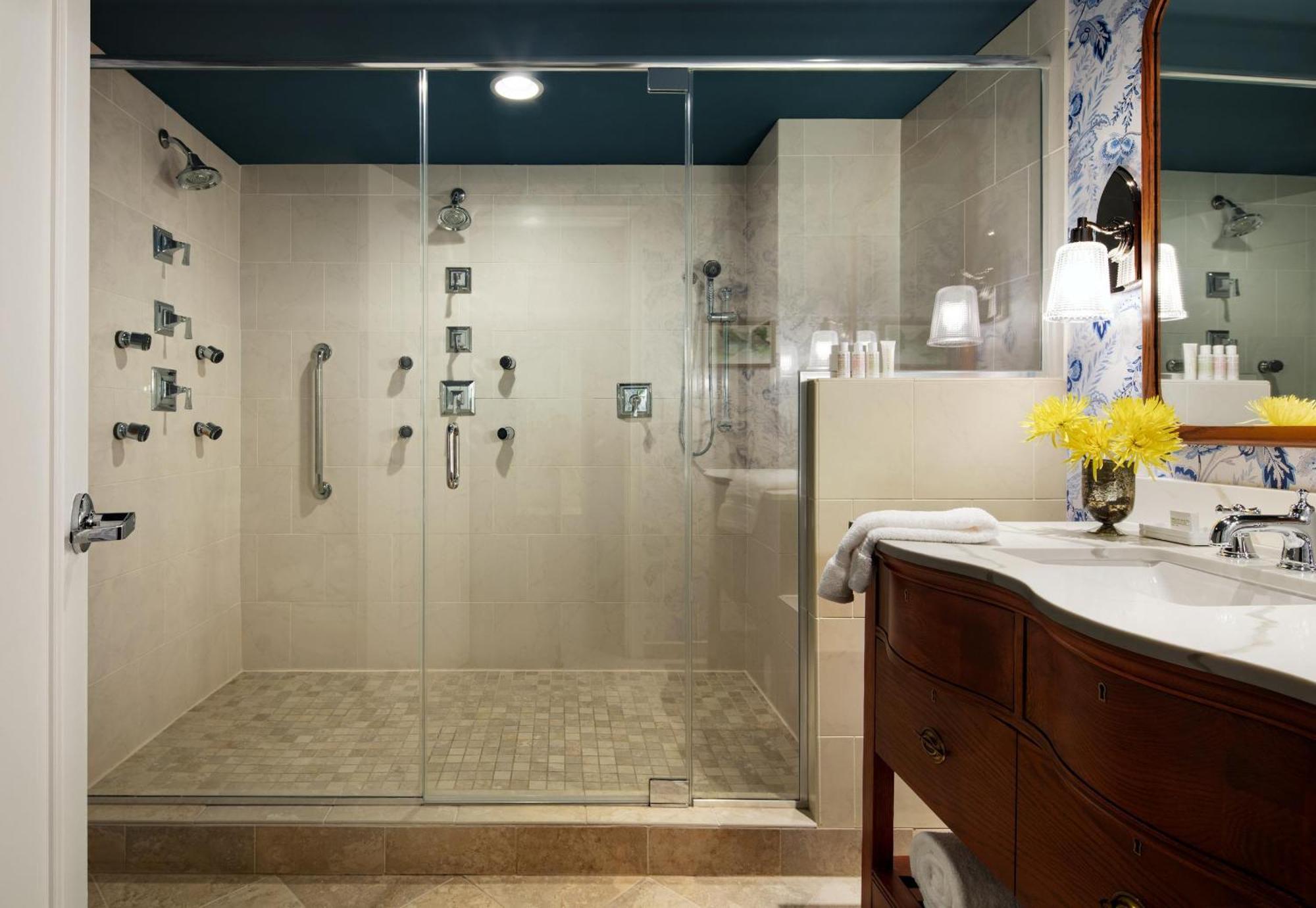 Graduate King Suite