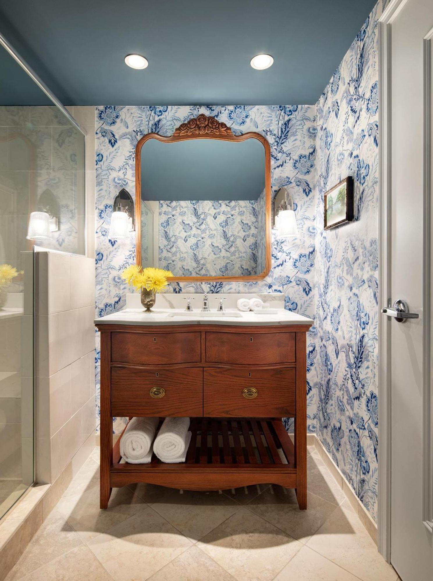 Graduate King Suite
