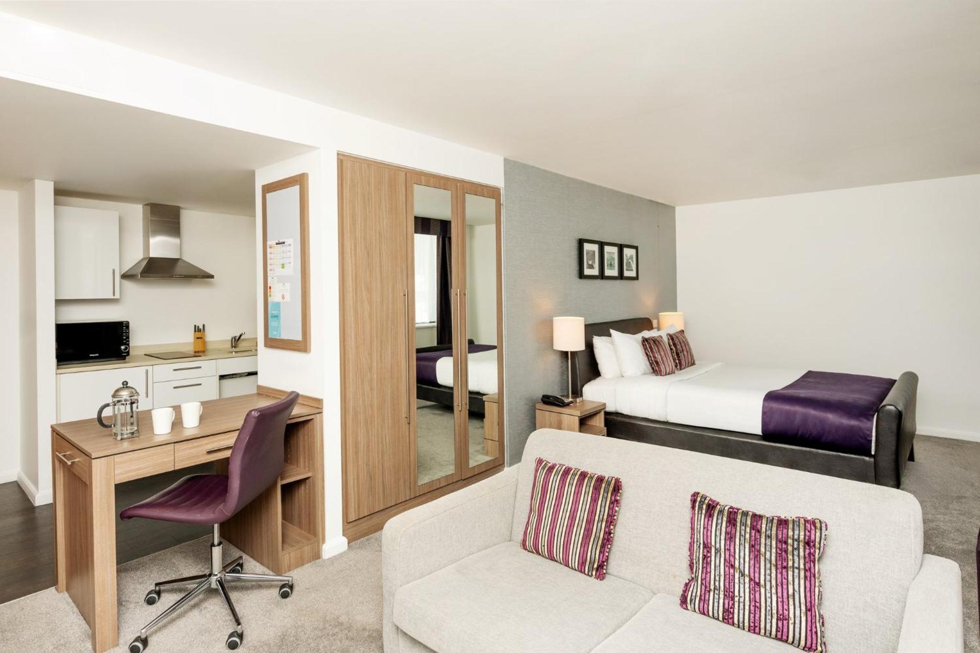Studio King Suite Accessible