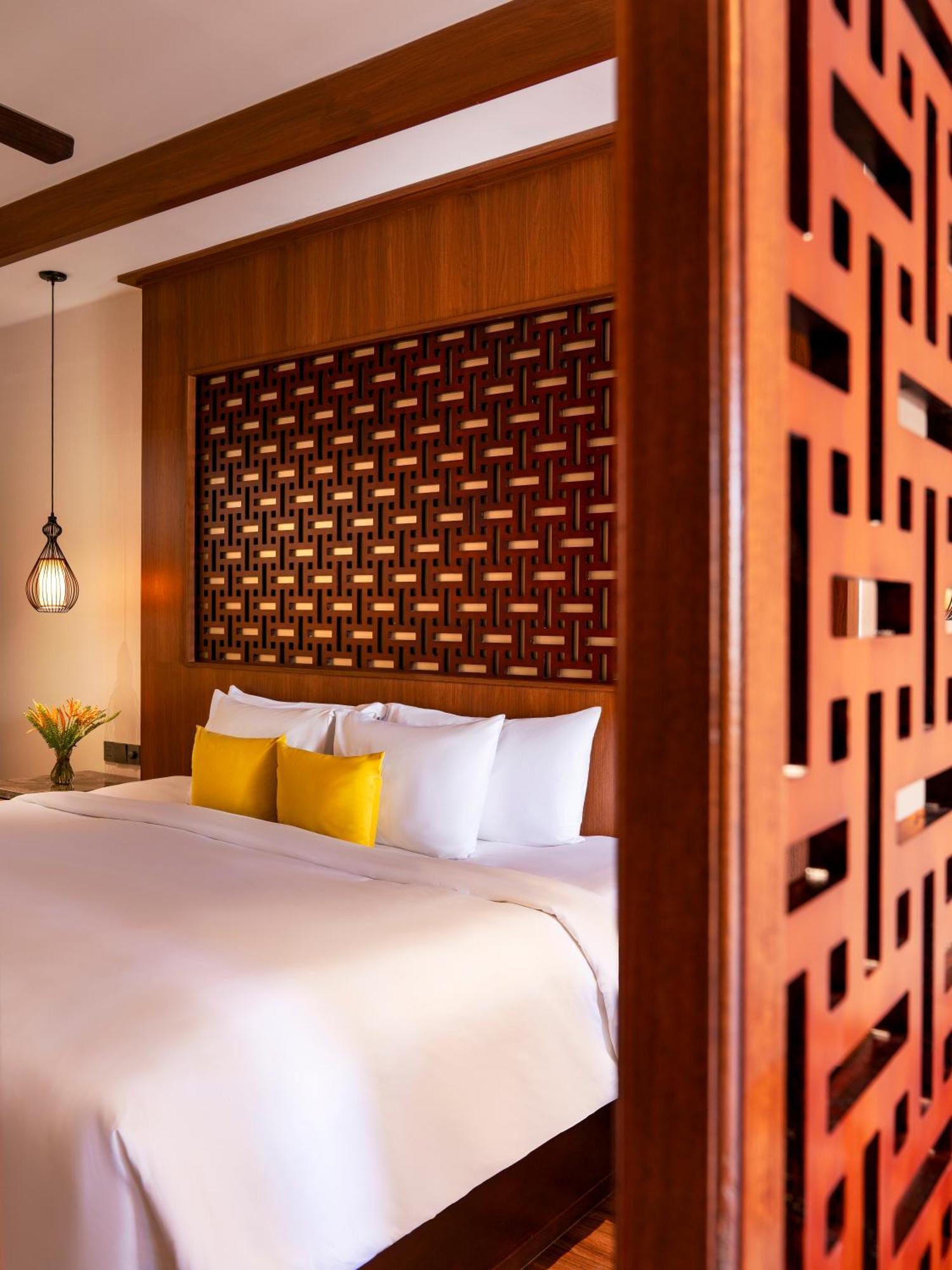 Red Lantern Suite