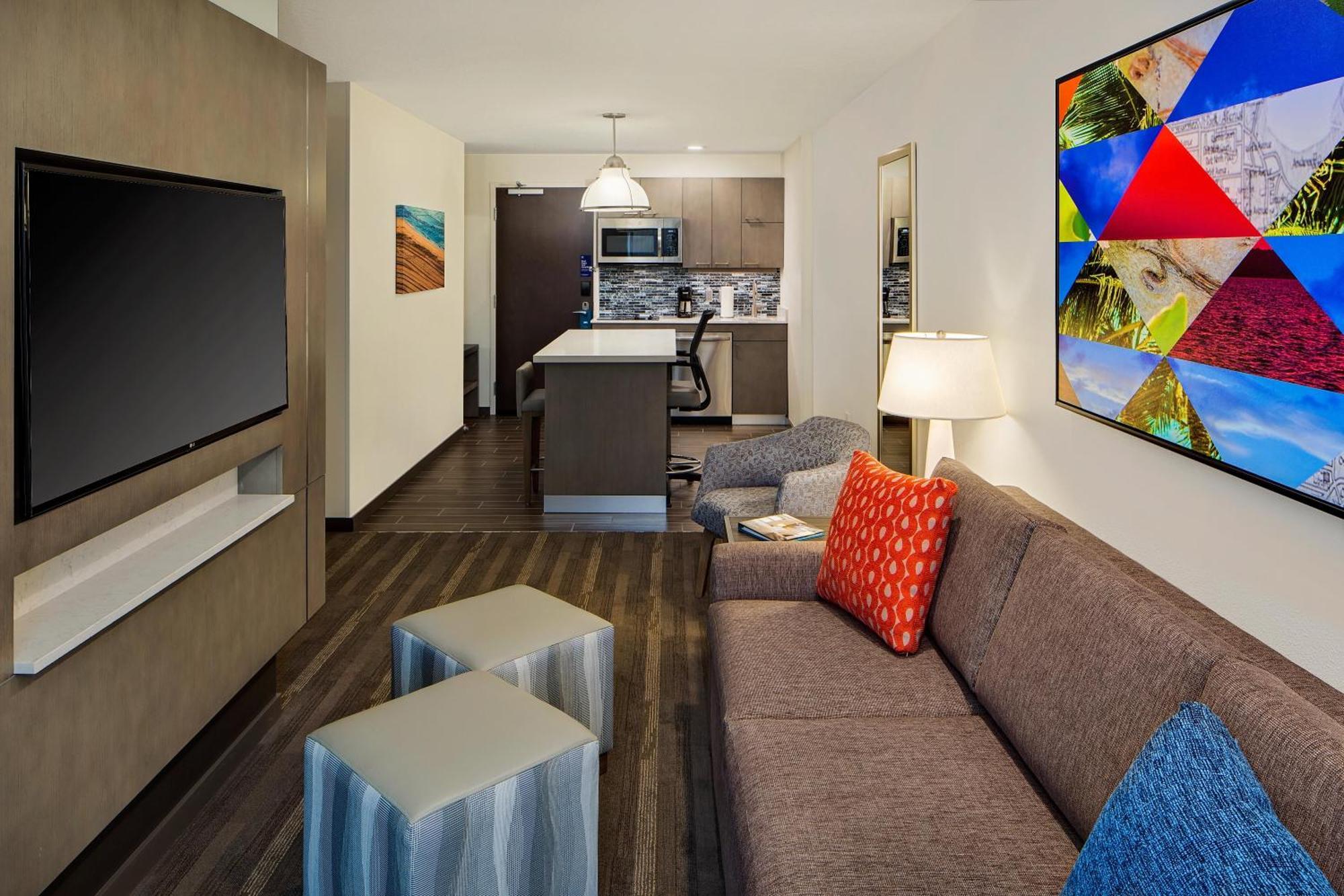 Studio Suite Two Queen Beds Sofa Bed Kitchen