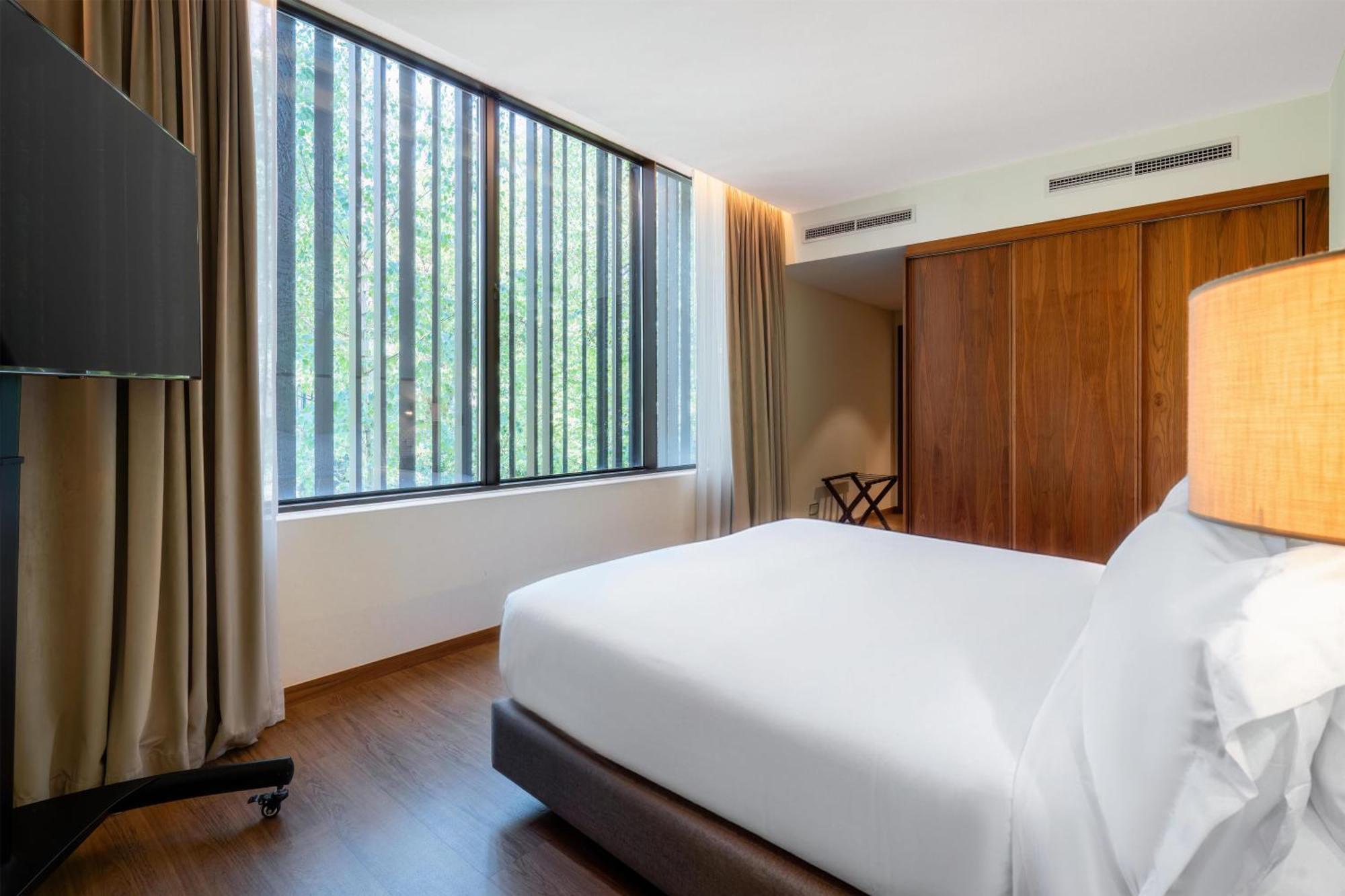 Deluxe King Room Mobility Accessible