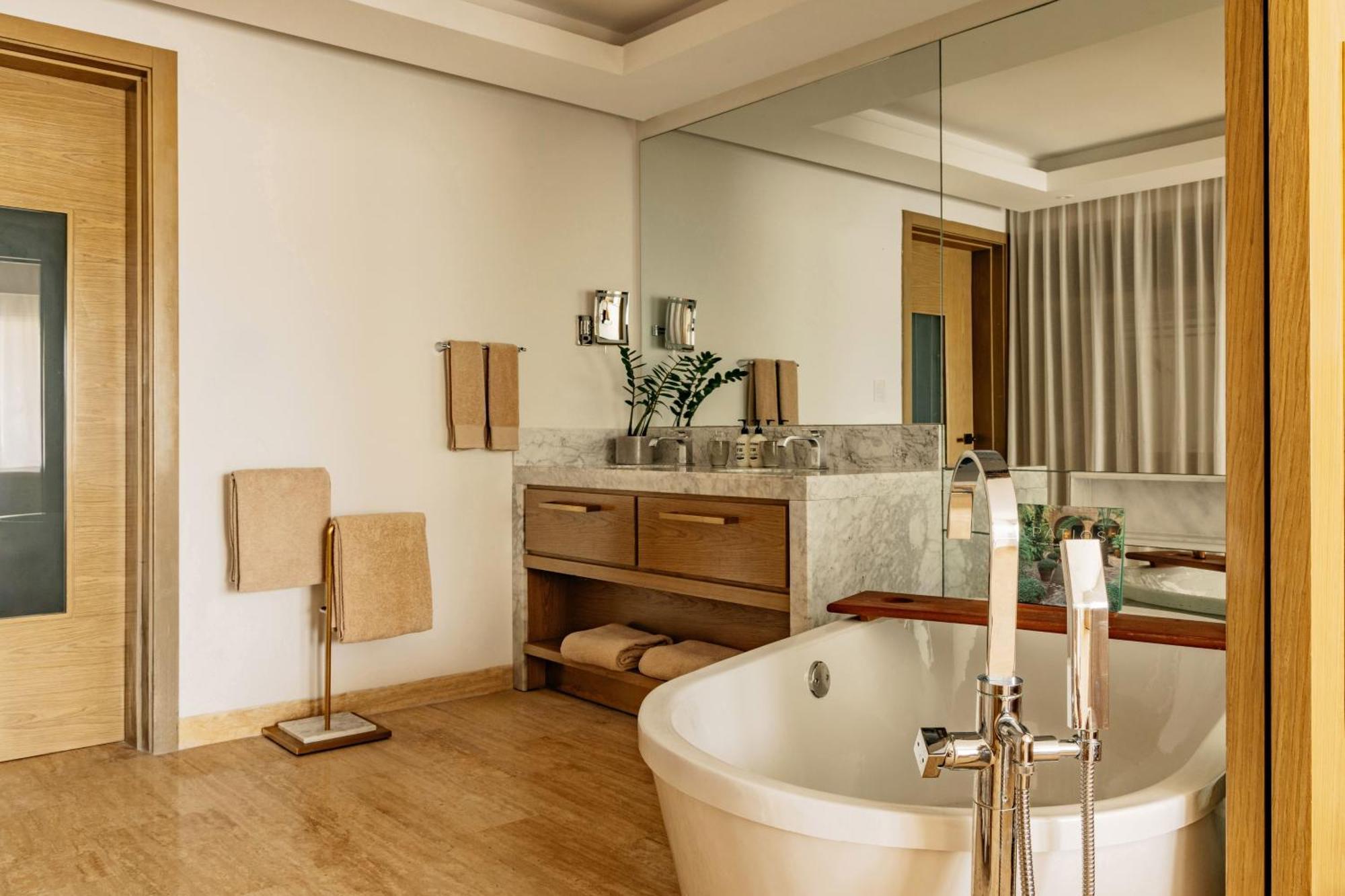 Master Suite Swim Up