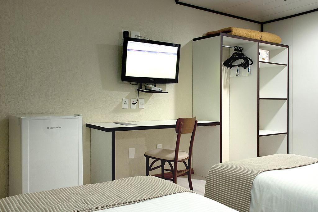 Quarto Clássico com 2 Camas de Solteiro