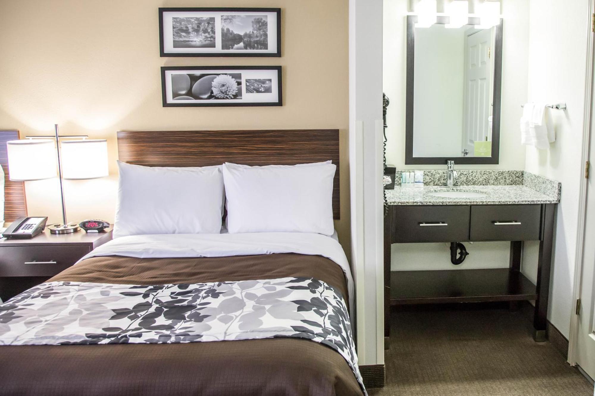 Queen Room with Accessible Tub - Accessible/Non-Smoking