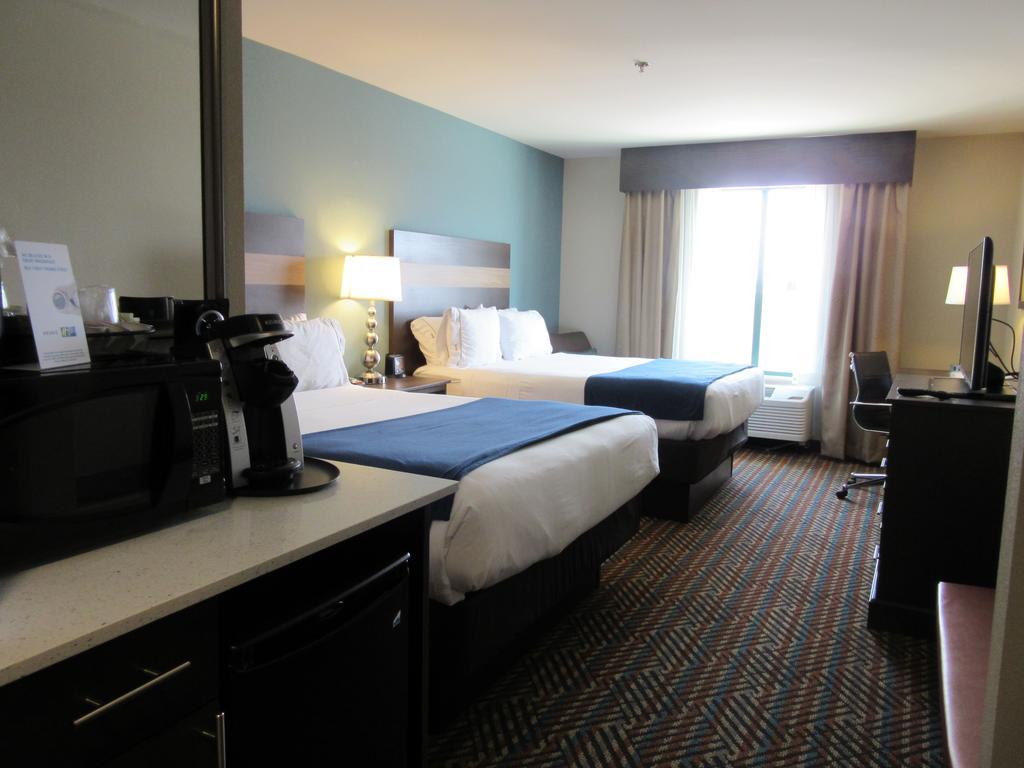 Standard Queen Room with Two Queen Beds