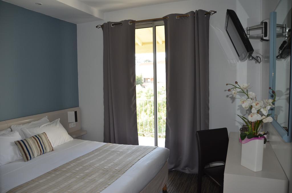 Chambre Double - Vue sur Jardin et Parking