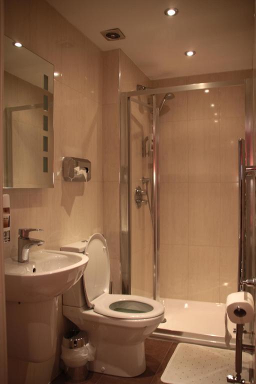 Quarto Familiar com Casa de Banho Privativa e Vista Cidade