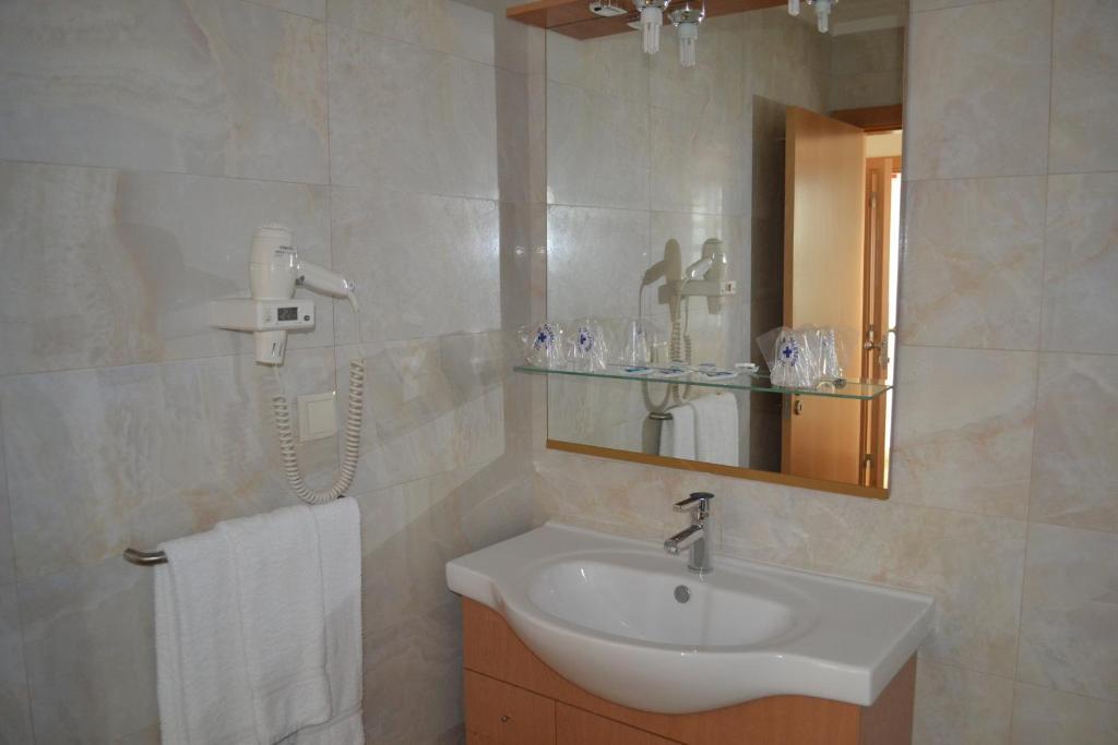 Cama em Dormitório Misto de 6 Camas com WC Privativo