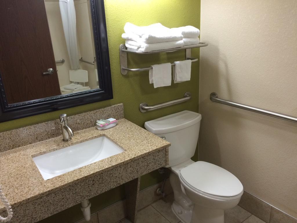 Queen Room with Roll-in Shower - Non-Smoking/Mobility Access