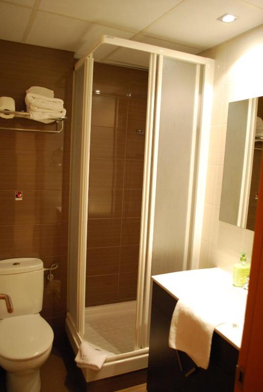 Quarto com Cama de Casal ou 2 de Solteiro e Cama Extra