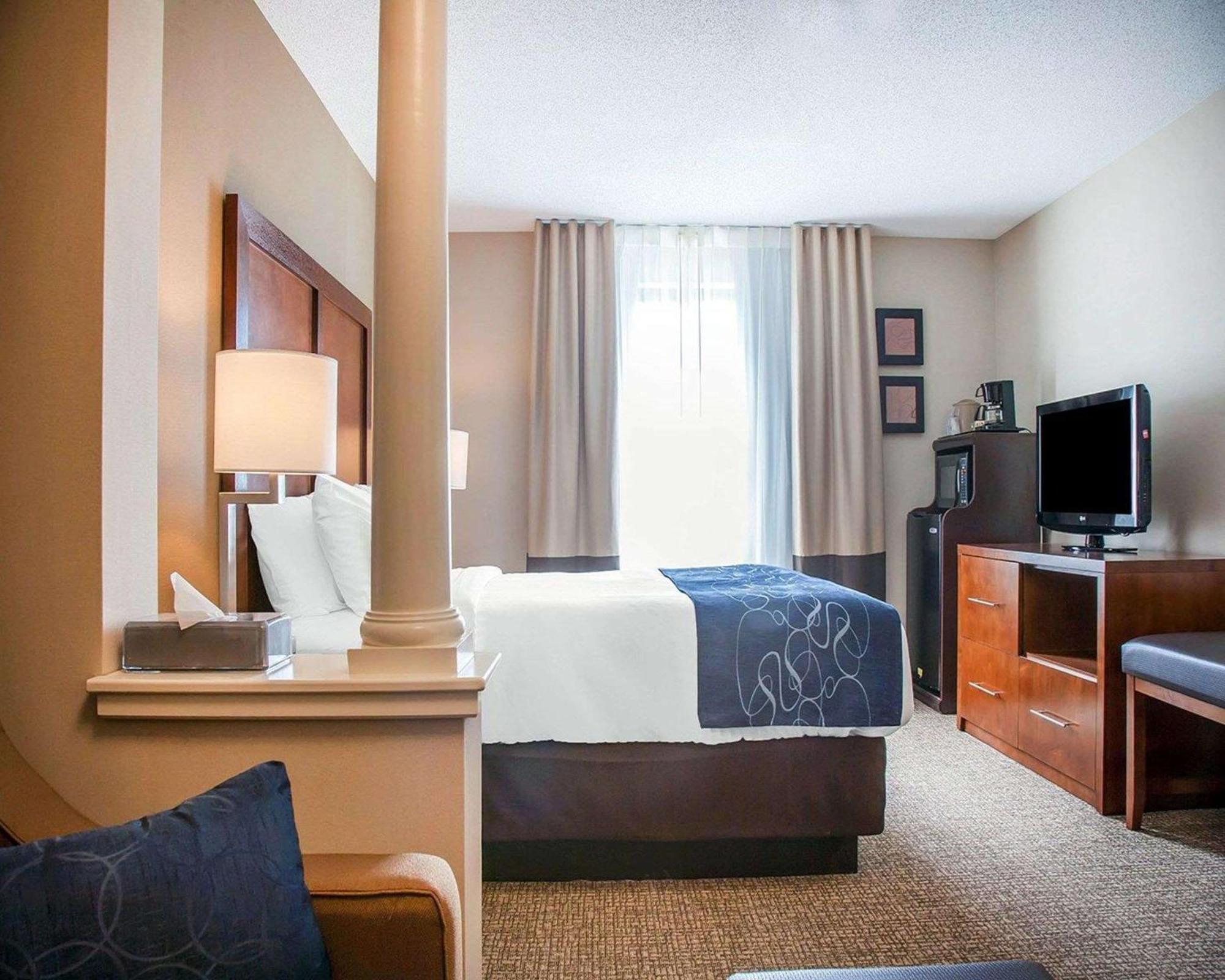 Queen Suite - Non-Smoking - Accessible