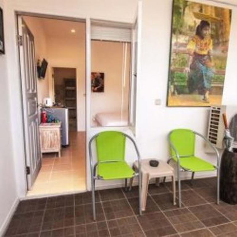 Mango Motel Room