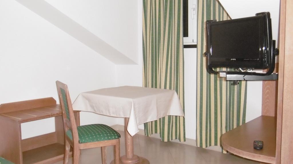 Basic Triple Room