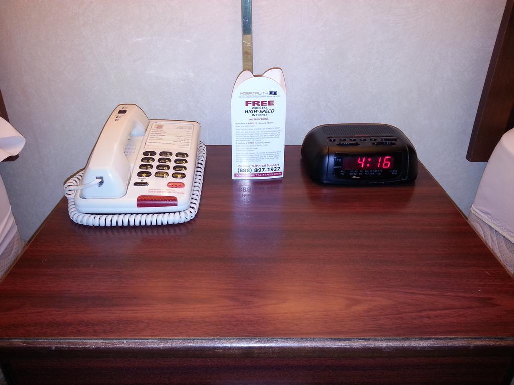 Superior Queen Room Three Queen Beds Non-Smoking,213313787:JPEG