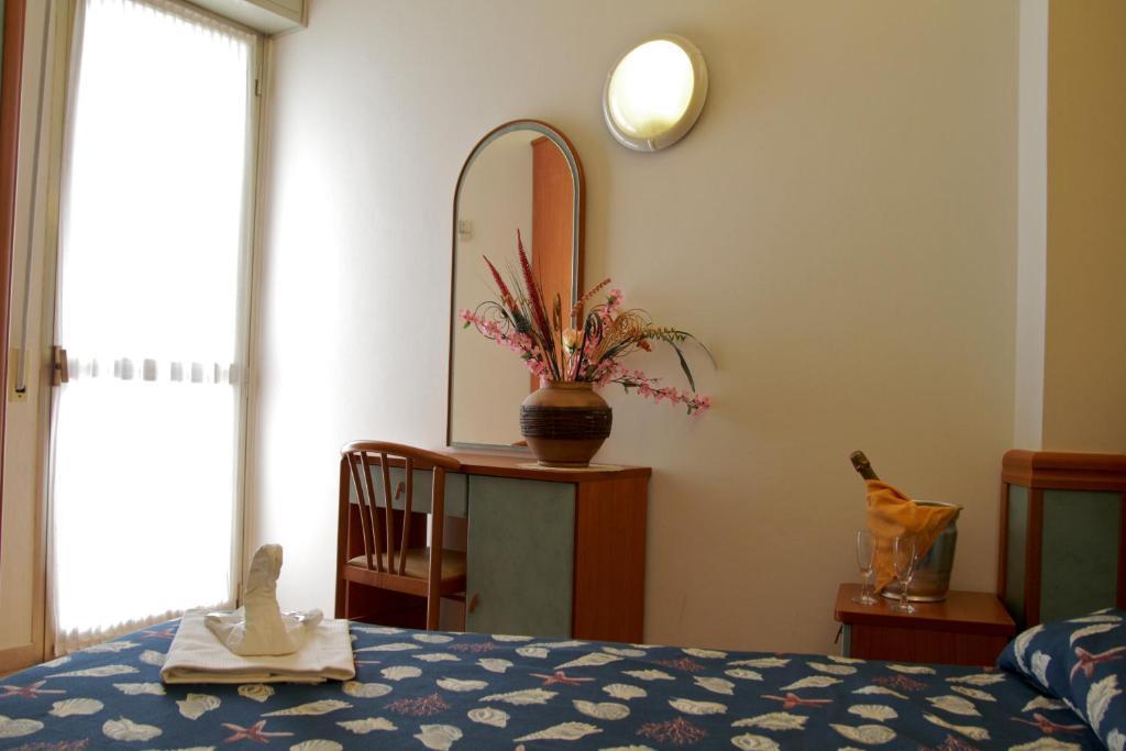 Sechsbettzimmer mit seitlichem Meerblick