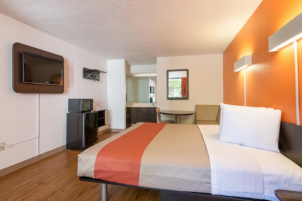 Deluxe King Room - Non-Smoking