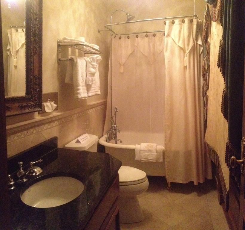 Gold Finch Room