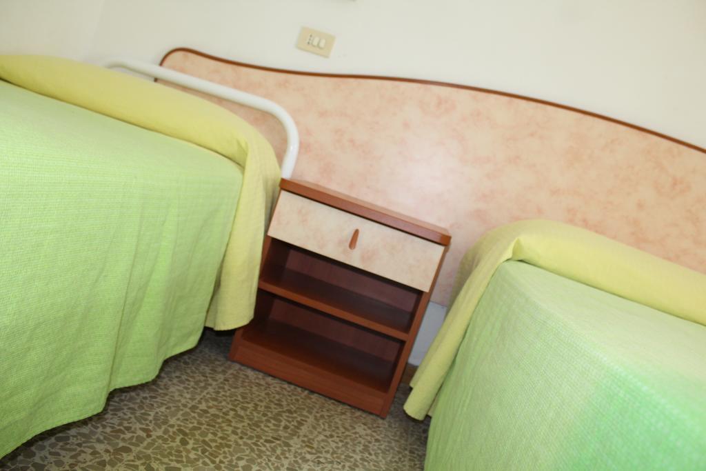 Economy Triple Room,689044374:JPEG