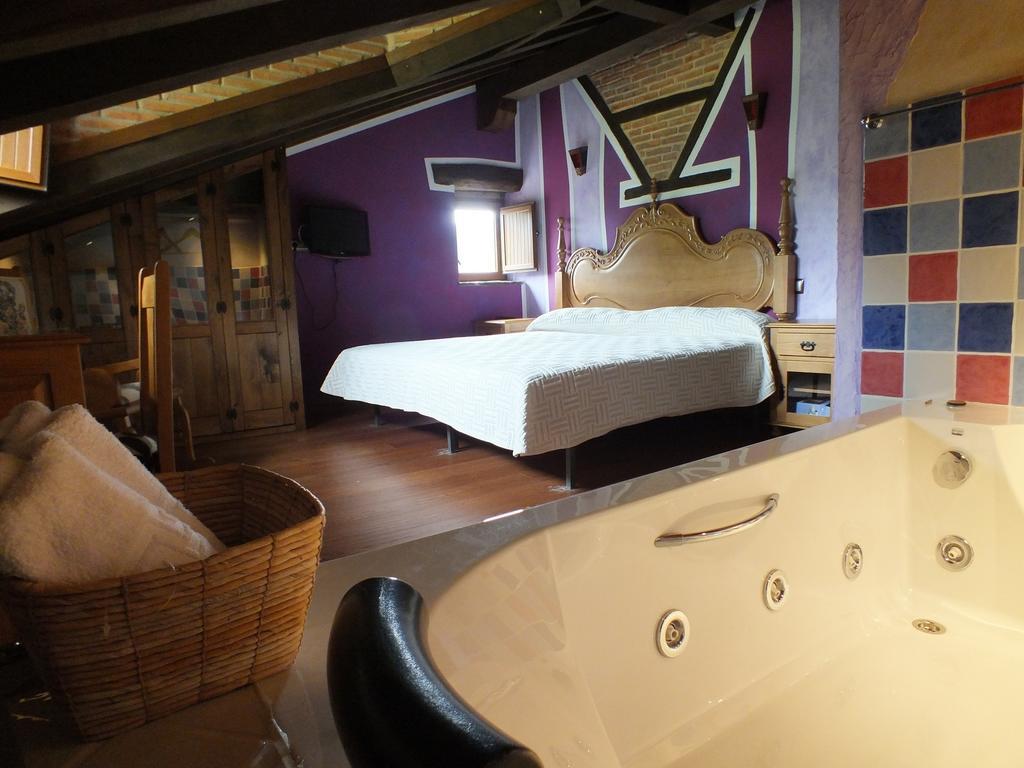 Habitación con cama grande y bañera de hidromasaje