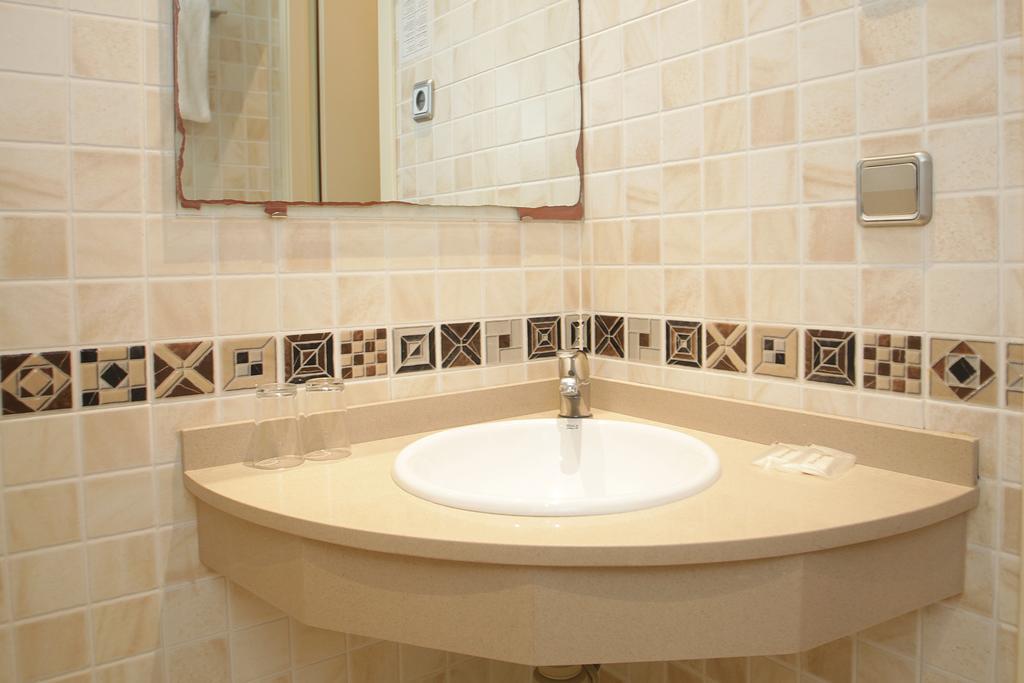Double or Twin Room Bathroom