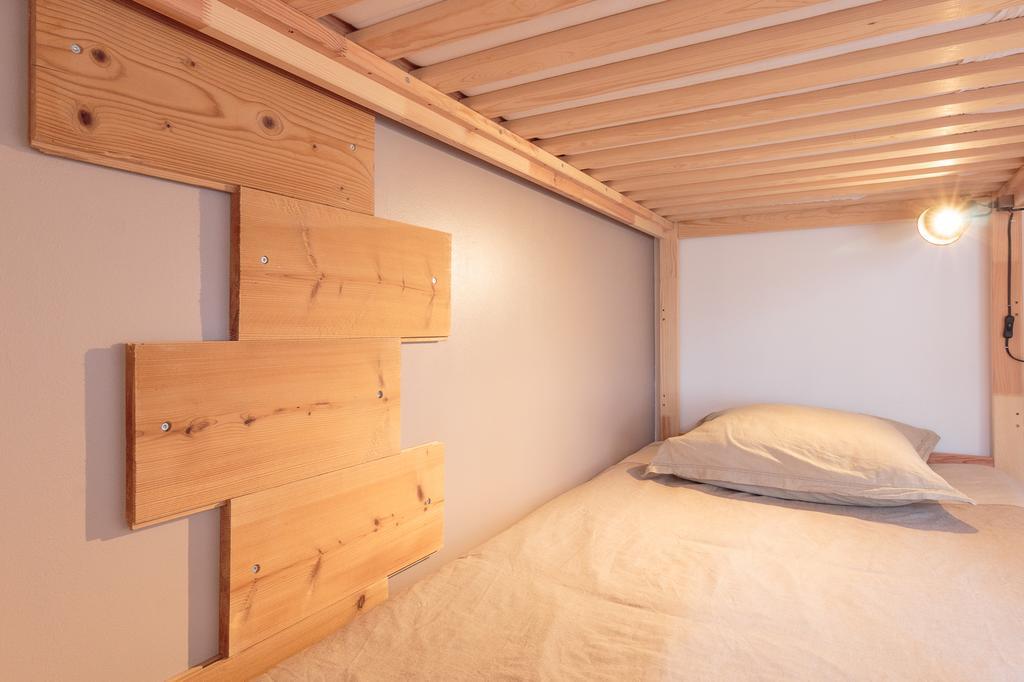 Lit Simple dans Dortoir Mixte