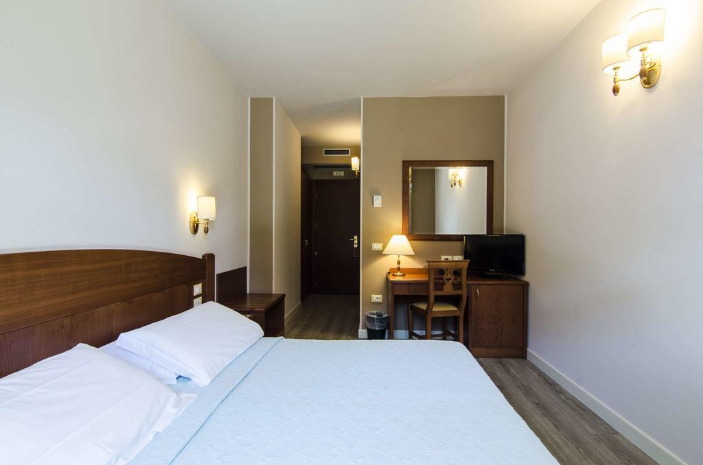 Superior Double or Twin Room Partial Lake View